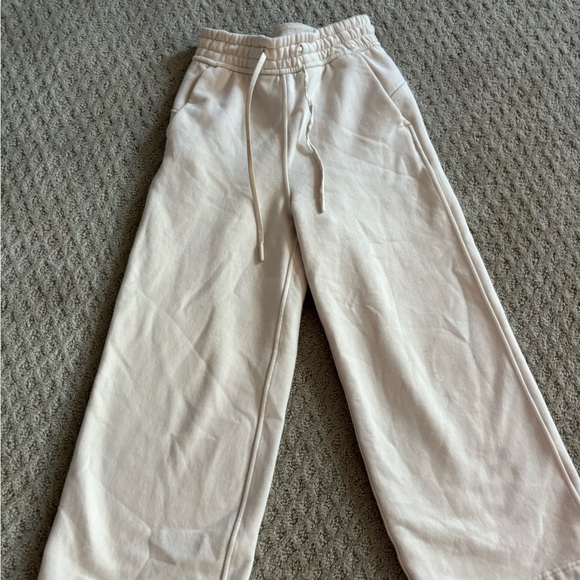 Lululemon Loungeful High-Rise Wide Leg Crop
White Opal size 0 - Picture 2 of 3